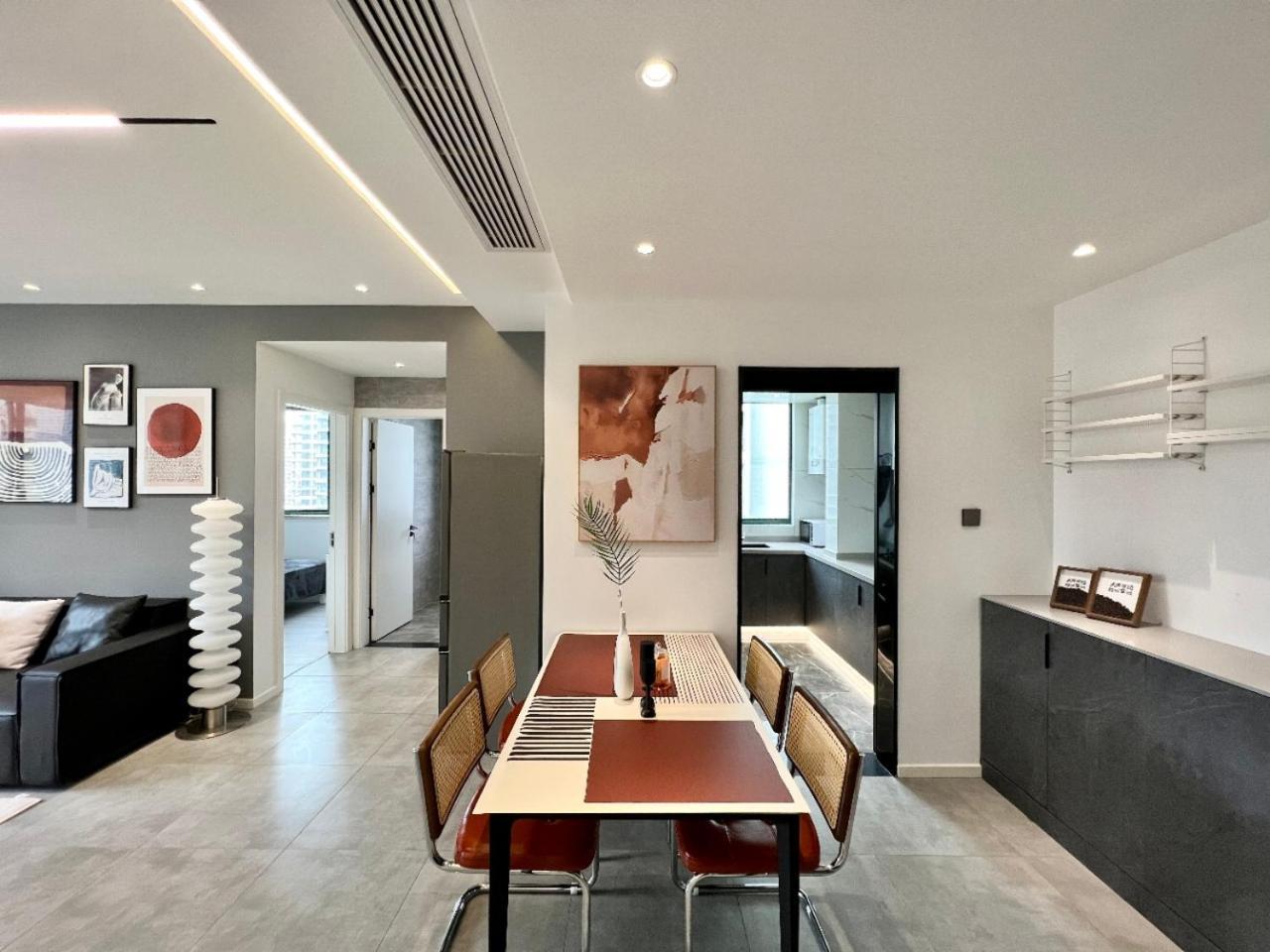 Eastern Hub - Bund Branch Simply Luxurious 4 King Beds, Big French Windows With Bund Views Apartment Shanghai